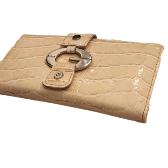 WOMENS Guess cream patent reptile skin wallet. - Picture 3 of 15